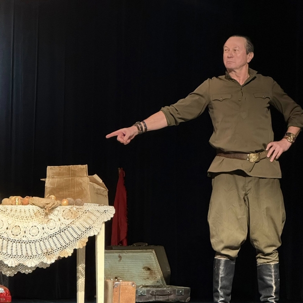 Obraz główny aktualności o tytule Przy pełnej widowni popularny aktor z Waksmunda, Piotr Cyrwus, zachwycił publiczność mistrzowską interpretacją „Zapiski oficera Armii Czerwonej” autorstwa Sergiusz Piasecki.